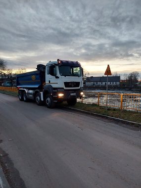 Wywrotka na drodze