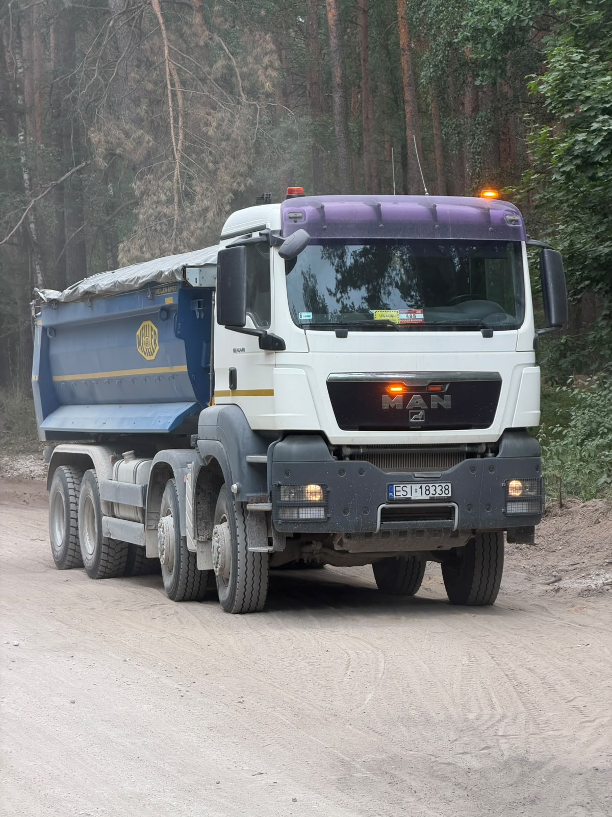 Wywrotka MAN z napędem 8x8 na leśnej drodze