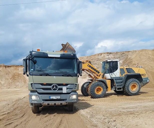 Ładowarka kołowa Liebherr i wywrotka w piaskowni