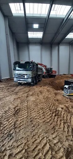 Roboty ziemne i transport wewnątrz hali magazynowej